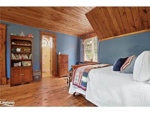 1074 Tally Ho Winter Park Road, Lake Of Bays, ON - Indoor Photo Showing Bedroom