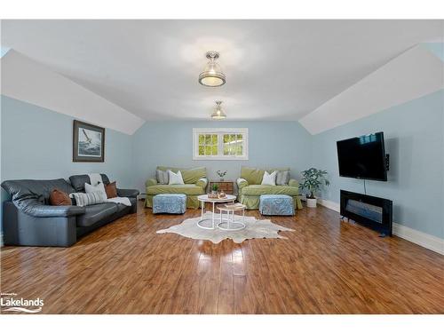 1074 Tally Ho Winter Park Road, Lake Of Bays, ON - Indoor Photo Showing Living Room