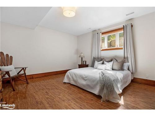 1074 Tally Ho Winter Park Road, Lake Of Bays, ON - Indoor Photo Showing Bedroom