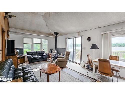 1060 Weismuller Lane, Bracebridge, ON - Indoor Photo Showing Living Room