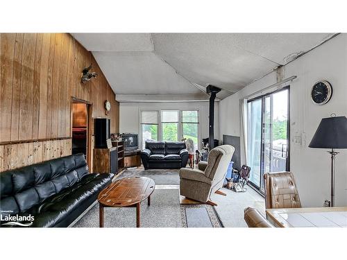 1060 Weismuller Lane, Bracebridge, ON - Indoor Photo Showing Living Room