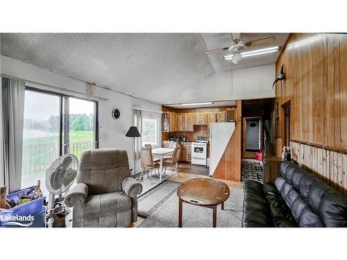 1060 Weismuller Lane, Bracebridge, ON - Indoor Photo Showing Living Room