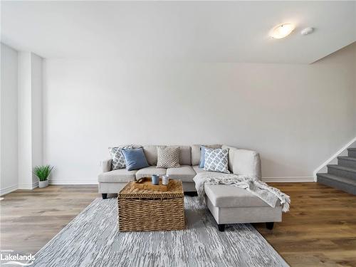 146-146 Elgin Street, Orillia, ON - Indoor Photo Showing Living Room