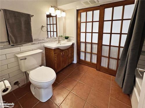 77 Isabella Street, Parry Sound, ON - Indoor Photo Showing Bathroom