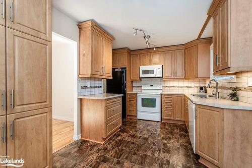 9 Beechcroft Circle, Barrie, ON - Indoor Photo Showing Kitchen