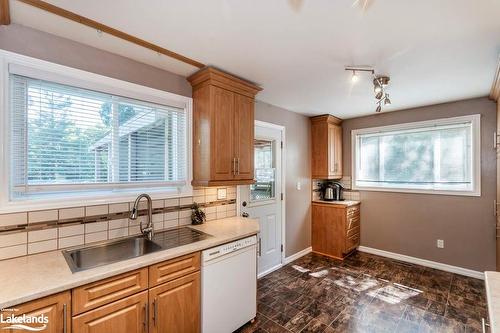 9 Beechcroft Circle, Barrie, ON - Indoor Photo Showing Kitchen