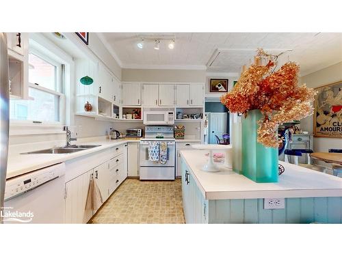 233 Queen Street, Midland, ON - Indoor Photo Showing Kitchen