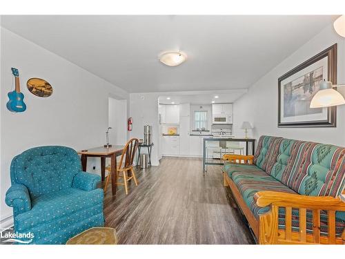 1037 Milford Bay Road, Muskoka Lakes, ON - Indoor Photo Showing Living Room