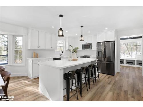 16 Clifford Street, Seguin, ON - Indoor Photo Showing Kitchen With Upgraded Kitchen