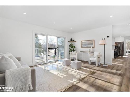 16 Clifford Street, Seguin, ON - Indoor Photo Showing Living Room