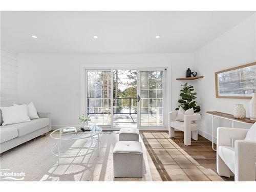 16 Clifford Street, Seguin, ON - Indoor Photo Showing Living Room