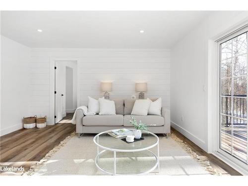 16 Clifford Street, Seguin, ON - Indoor Photo Showing Living Room