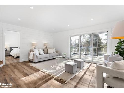 16 Clifford Street, Seguin, ON - Indoor Photo Showing Living Room