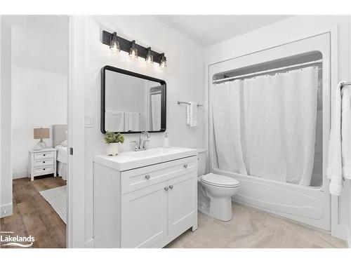 16 Clifford Street, Seguin, ON - Indoor Photo Showing Bathroom