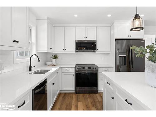 16 Clifford Street, Seguin, ON - Indoor Photo Showing Kitchen With Double Sink With Upgraded Kitchen