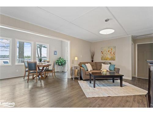 1658 Peninsula Point Road, Severn Twp, ON - Indoor Photo Showing Living Room