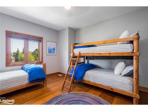 106 Manitou Court, The Blue Mountains, ON - Indoor Photo Showing Bedroom