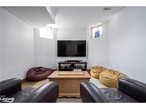 106 Manitou Court, The Blue Mountains, ON - Indoor Photo Showing Living Room