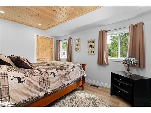 1190 Winhara Road, Gravenhurst, ON - Indoor Photo Showing Bedroom