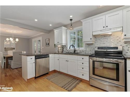 15 Maple Heights Drive, Huntsville, ON - Indoor Photo Showing Kitchen With Upgraded Kitchen