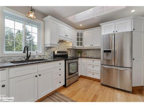 15 Maple Heights Drive, Huntsville, ON - Indoor Photo Showing Kitchen With Double Sink With Upgraded Kitchen