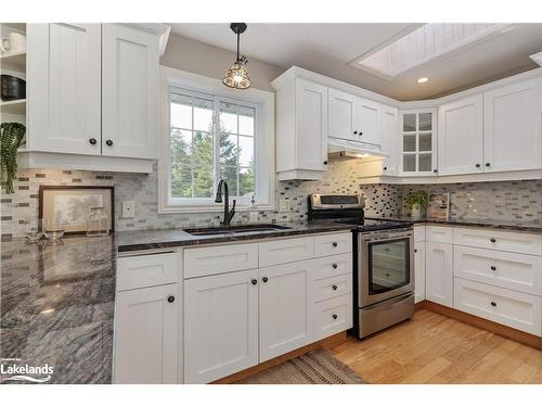 15 Maple Heights Drive, Huntsville, ON - Indoor Photo Showing Kitchen