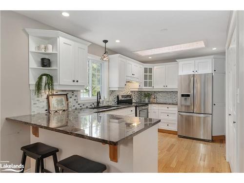 15 Maple Heights Drive, Huntsville, ON - Indoor Photo Showing Kitchen With Upgraded Kitchen