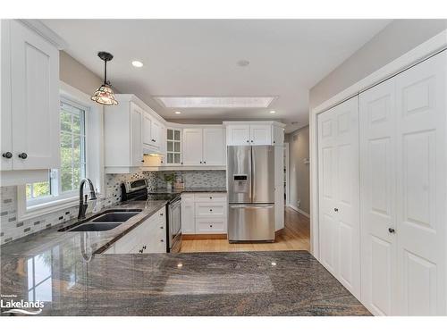 15 Maple Heights Drive, Huntsville, ON - Indoor Photo Showing Kitchen With Double Sink