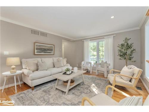 15 Maple Heights Drive, Huntsville, ON - Indoor Photo Showing Living Room