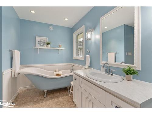 15 Maple Heights Drive, Huntsville, ON - Indoor Photo Showing Bathroom