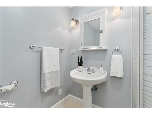 15 Maple Heights Drive, Huntsville, ON - Indoor Photo Showing Bathroom