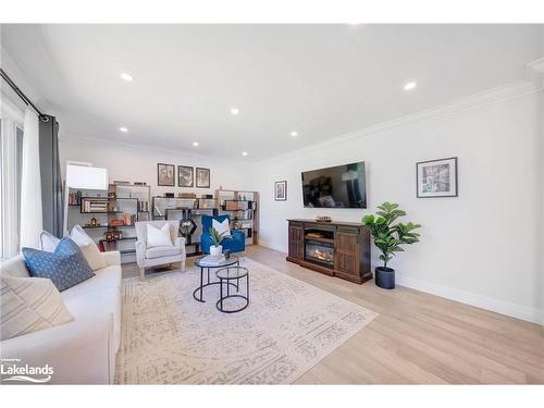 61 William St E, Caledon, ON - Indoor Photo Showing Living Room