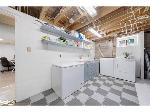 61 William St E, Caledon, ON - Indoor Photo Showing Laundry Room