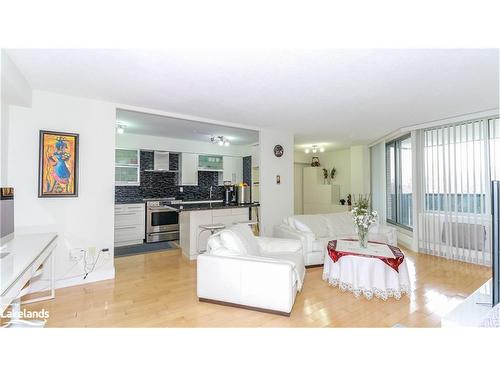 412-420 Mill Road, Toronto, ON - Indoor Photo Showing Living Room