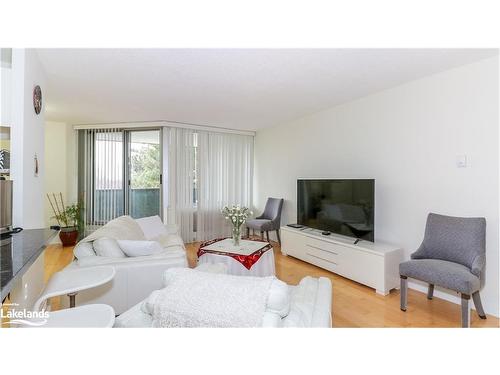 412-420 Mill Road, Toronto, ON - Indoor Photo Showing Living Room