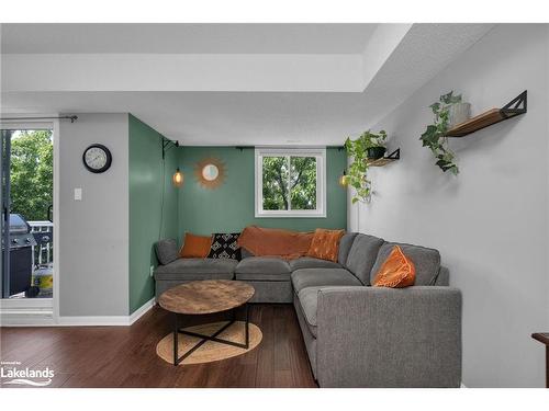 16-235 Ferndale Drive S, Barrie, ON - Indoor Photo Showing Living Room