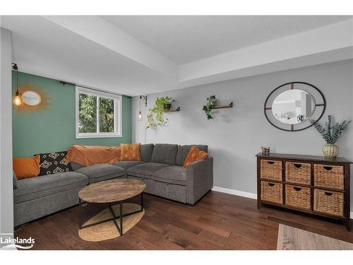 16-235 Ferndale Drive S, Barrie, ON - Indoor Photo Showing Living Room