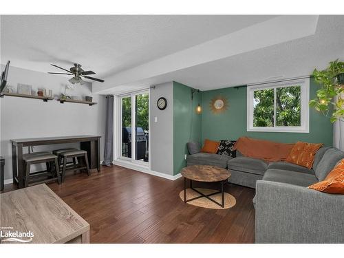 16-235 Ferndale Drive S, Barrie, ON - Indoor Photo Showing Living Room