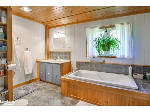 260 Woodland Drive, Huntsville, ON - Indoor Photo Showing Bathroom