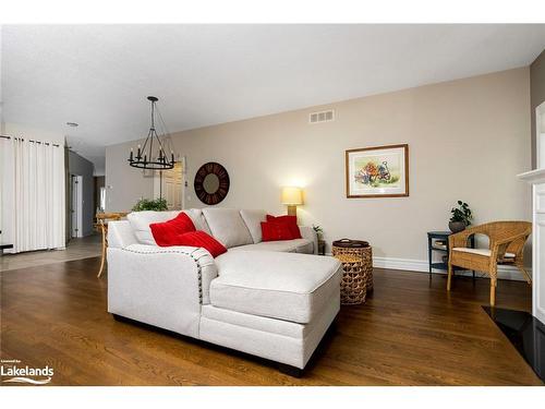 230 Napier Street, Collingwood, ON - Indoor Photo Showing Living Room