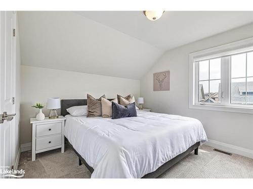 133 Red Pine Street, The Blue Mountains, ON - Indoor Photo Showing Bedroom