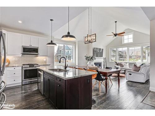 133 Red Pine Street, The Blue Mountains, ON - Indoor Photo Showing Kitchen With Double Sink With Upgraded Kitchen