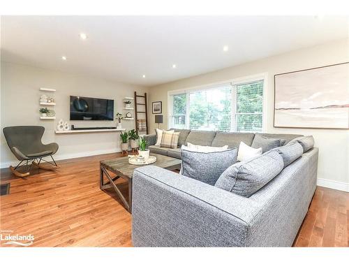 7714 36/37 Nottawasaga Sideroad, Nottawa, ON - Indoor Photo Showing Living Room