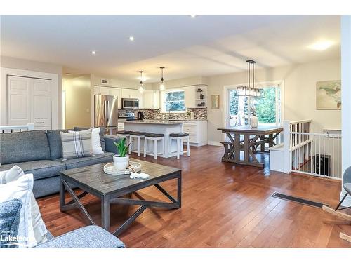 7714 36/37 Nottawasaga Sideroad, Nottawa, ON - Indoor Photo Showing Living Room