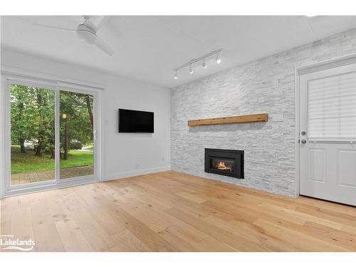 34-17 Dawson Drive, Collingwood, ON - Indoor Photo Showing Living Room With Fireplace