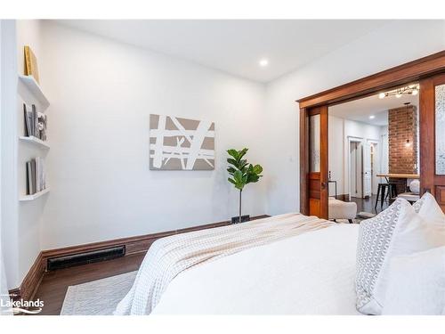 162 Avondale Street, Hamilton, ON - Indoor Photo Showing Bedroom