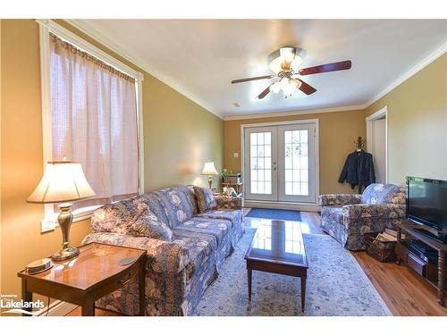 18 Lankin Avenue, Bracebridge, ON - Indoor Photo Showing Living Room