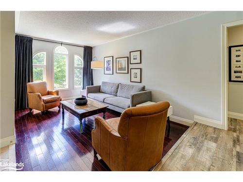 141 Wasaga Sands Drive, Wasaga Beach, ON - Indoor Photo Showing Living Room