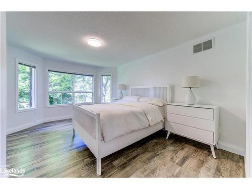 141 Wasaga Sands Drive, Wasaga Beach, ON - Indoor Photo Showing Bedroom