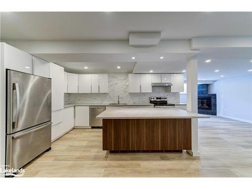 141 Wasaga Sands Drive, Wasaga Beach, ON - Indoor Photo Showing Kitchen With Upgraded Kitchen